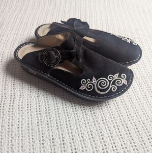 Alegria Clogs Black Suede Floral Embroidered Shoes Women's 38 Buckle Butterfly